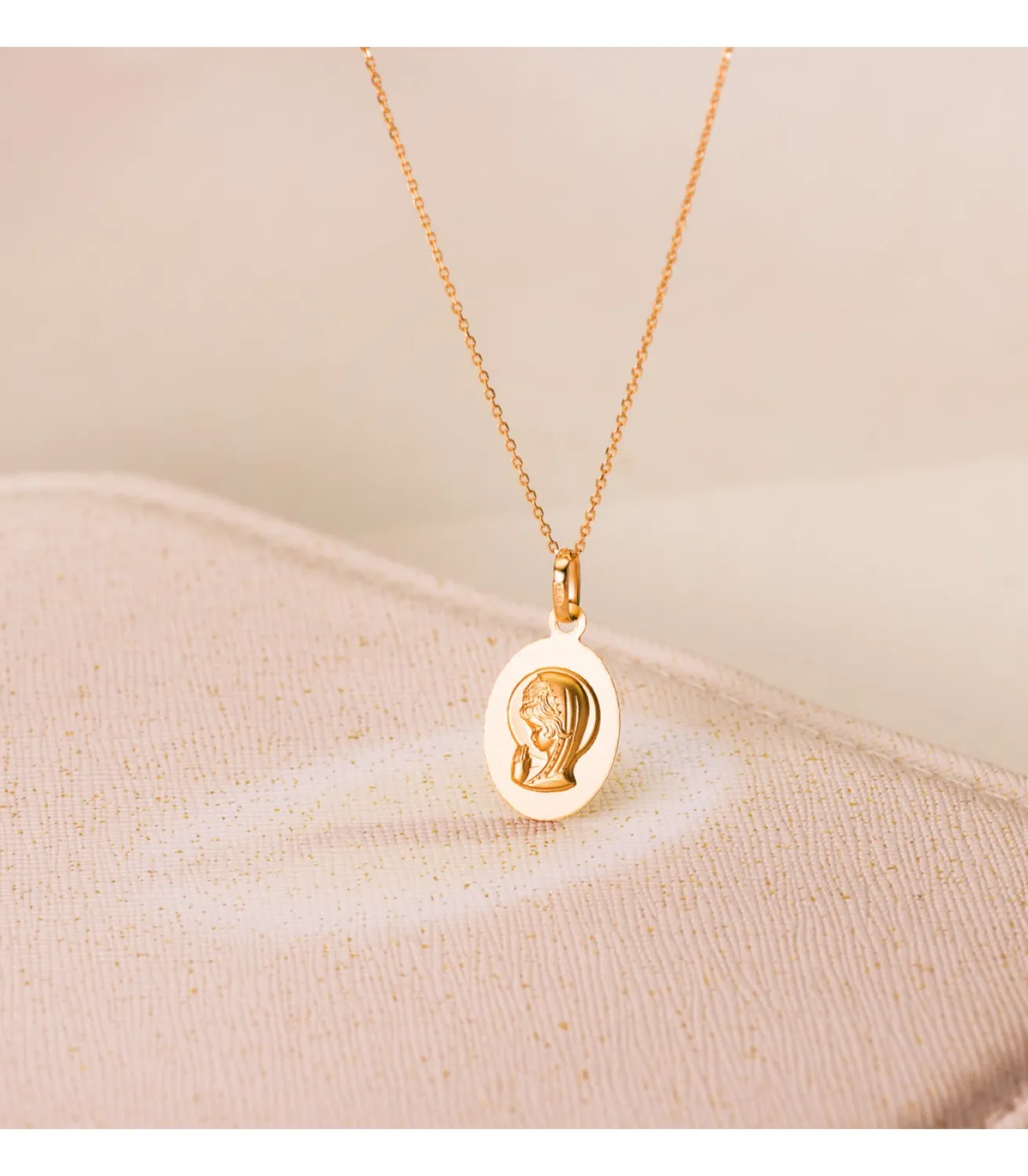 Medalla Oval Virgen Niña 18K Mate 19 Mm<Alda Joyeros Online