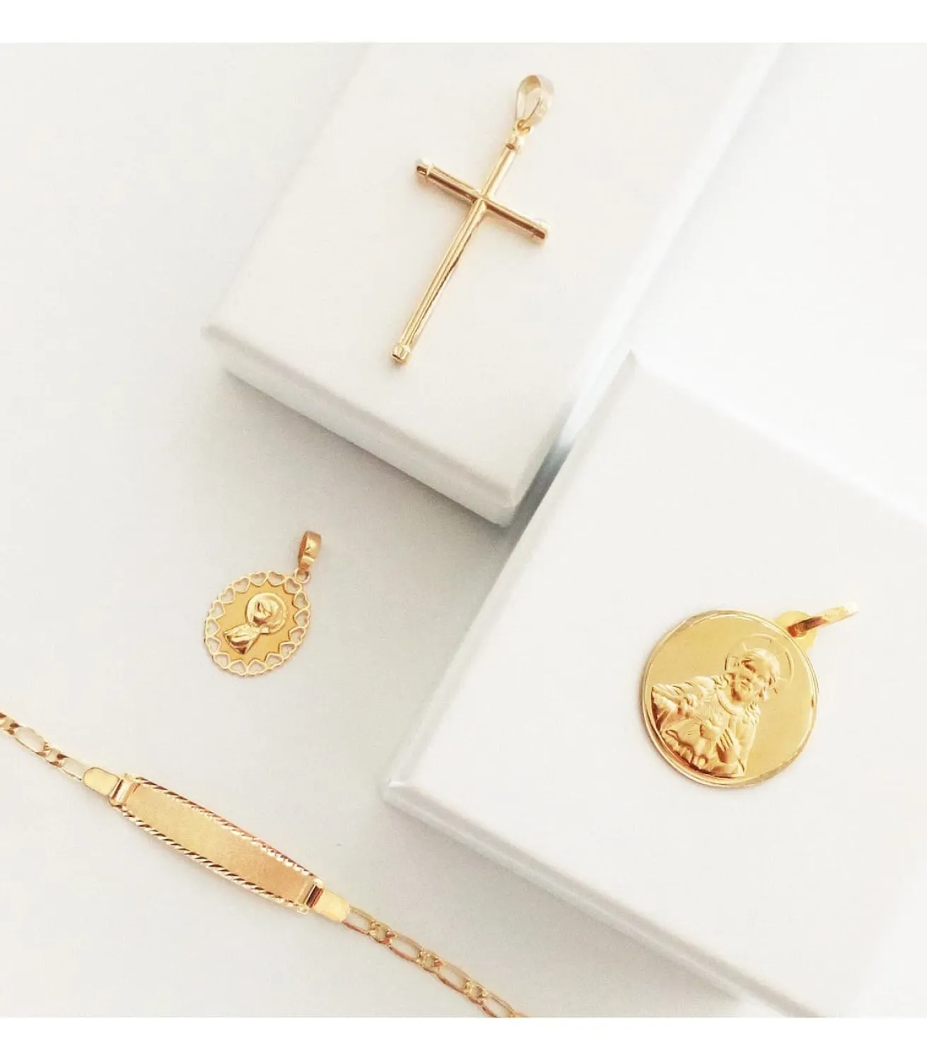 Medalla Virgen Niña Calada Oro Amarillo 18 K 15 Mm<Alda Joyeros Shop