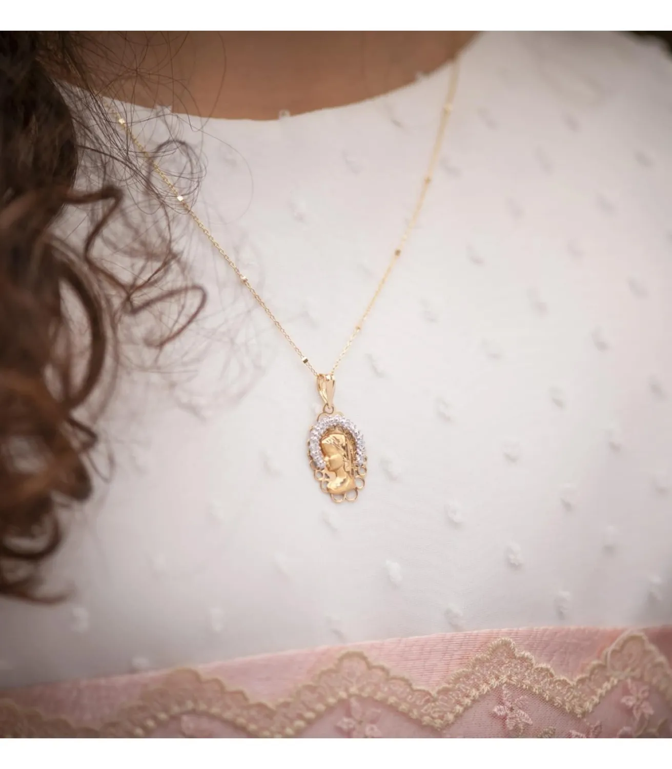 Medalla Virgen Niña Oro Bicolor 18K Corona<Alda Joyeros Online